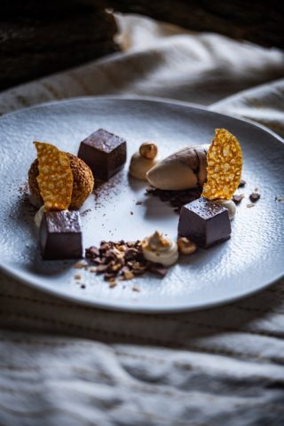 Piemonti válogatás: mogyorós csokoládékrém-kocka, zabaione krémmel töltött fánkocska, mogyorófagylalt                     