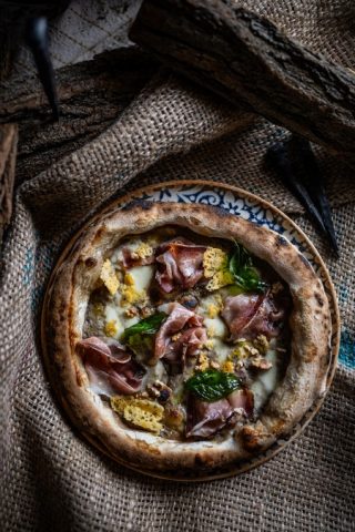 Pizza Tartufella (szarvasgombakrém, fior di latte mozzarella, speck sonka, parmezántallér, dió)               